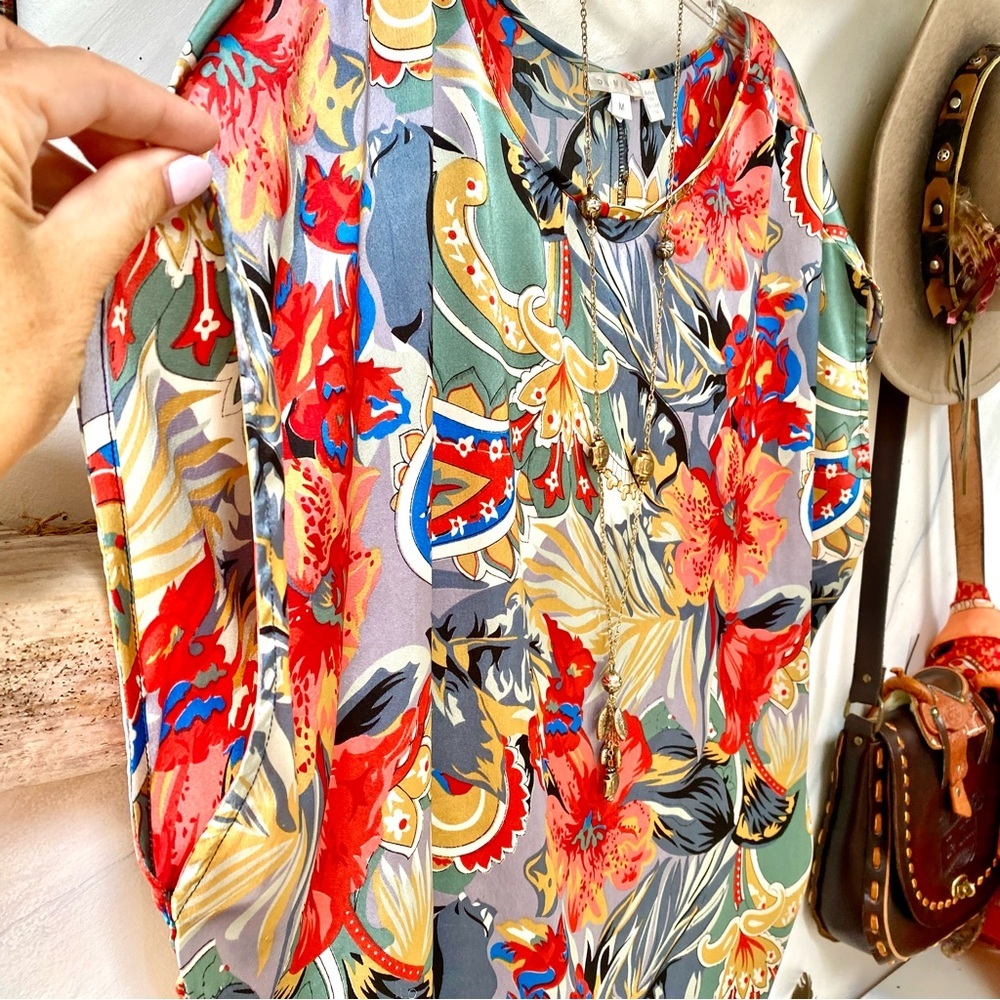 Beautiful boho blouse w paisley floral vibe resort vacay feel. - Picture 9 of 13